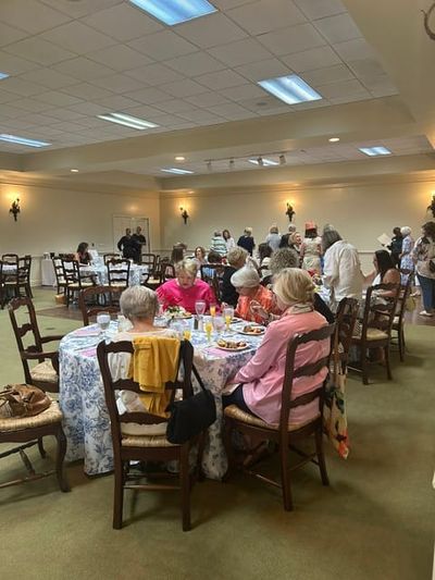 Members and guests enjoying brunch before the fashion show